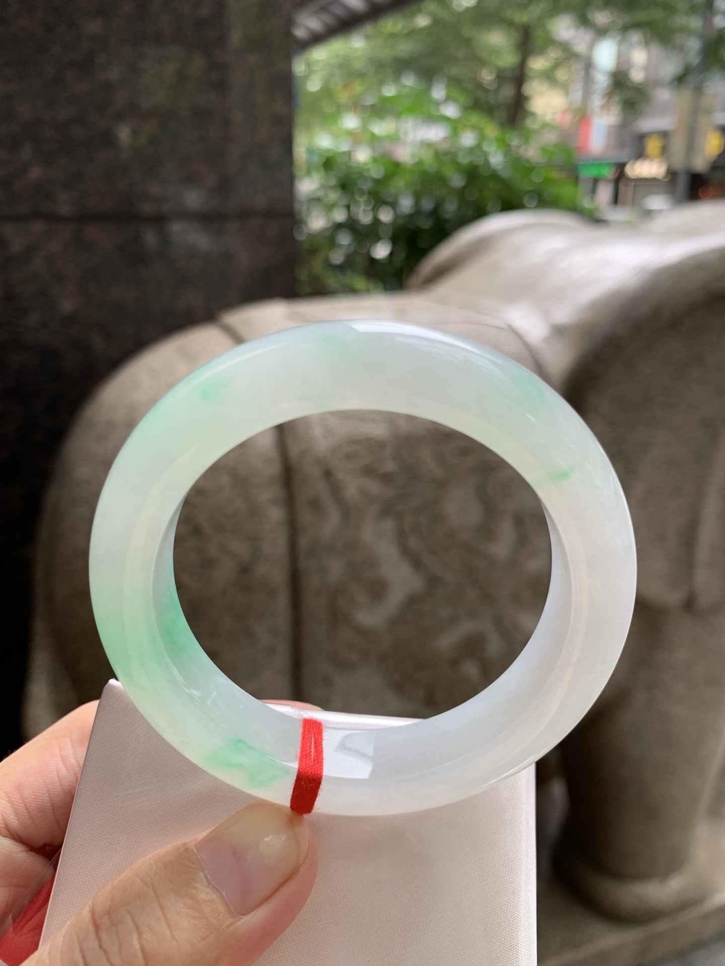 白底青正圈,打灯多处细纹