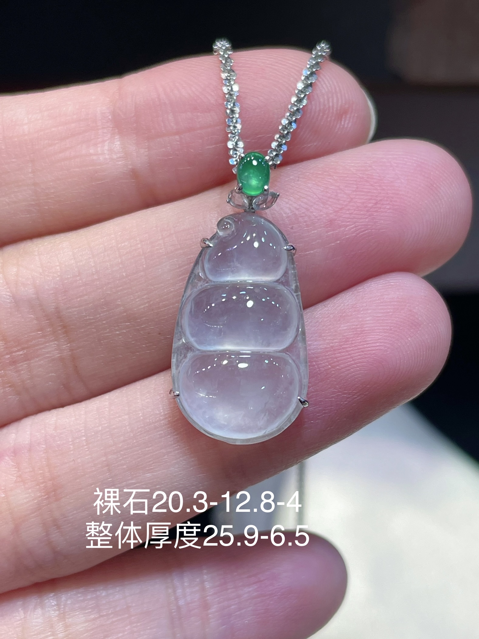 高冰福豆吊坠，吊坠整体大气饱满圆润，种水，厚装18k金豪华镶嵌，20.3-12.8-4