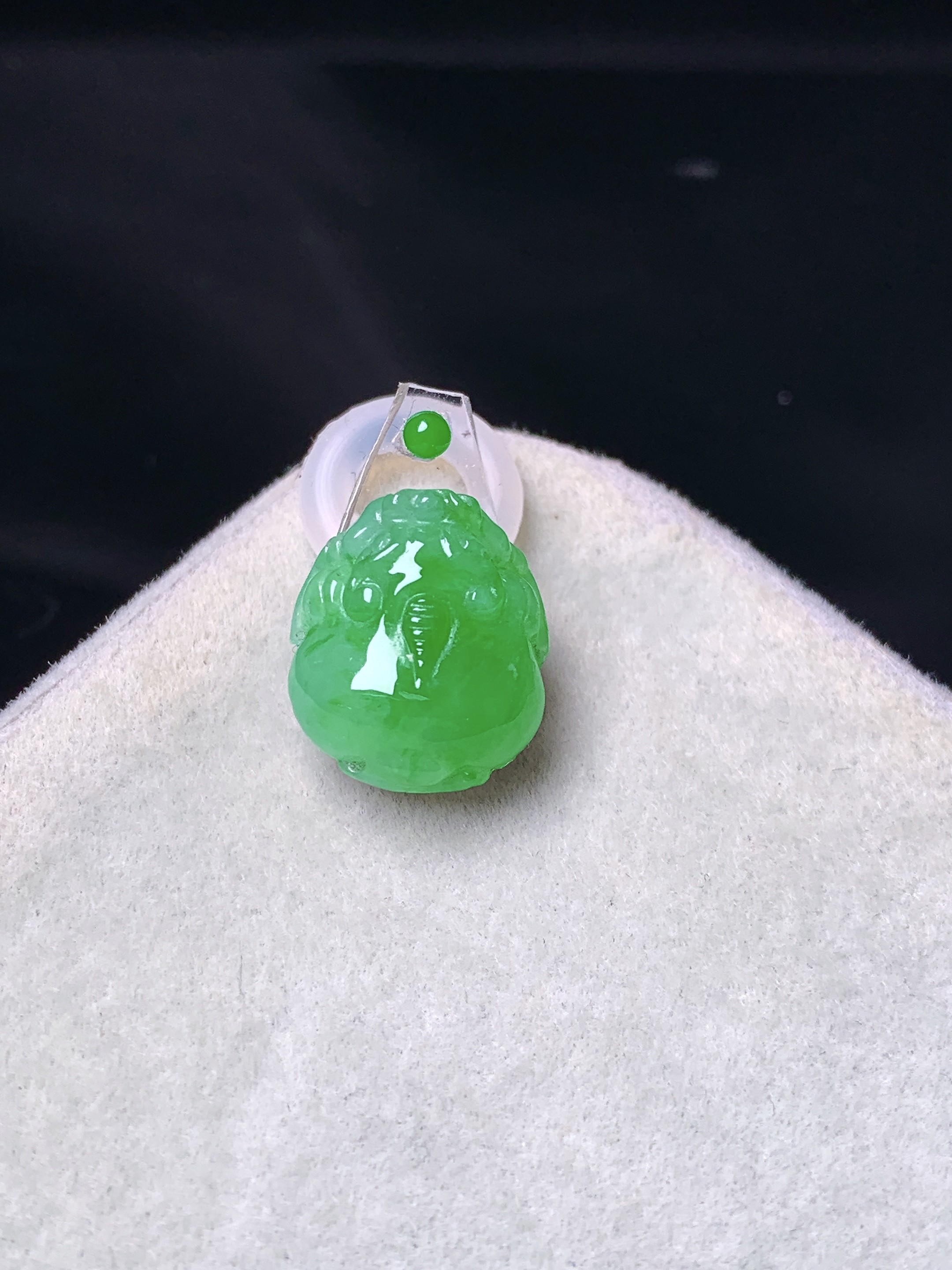 镶嵌款 阳绿貔貅吊坠 玉质细腻 色泽艳丽清新 水润亮眼 整体尺寸12.3*10.8*4.5 2x