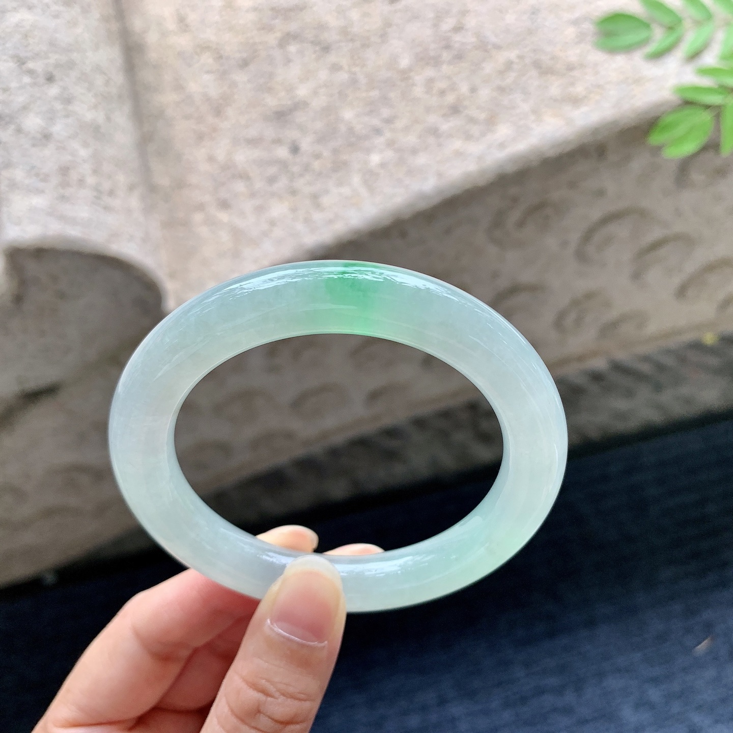 圆条54 55,圈口54.8/10.2/10,编码WW082518,描述糯冰飘绿，水润，种老，细腻，打灯有絮线