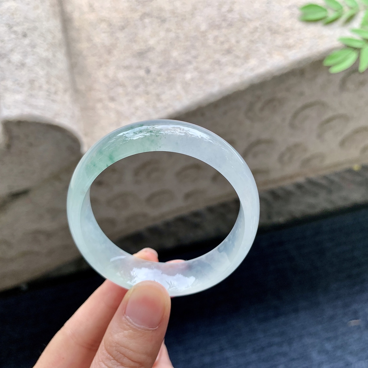 糯冰飘花，水润，种老，细腻，打灯有絮线