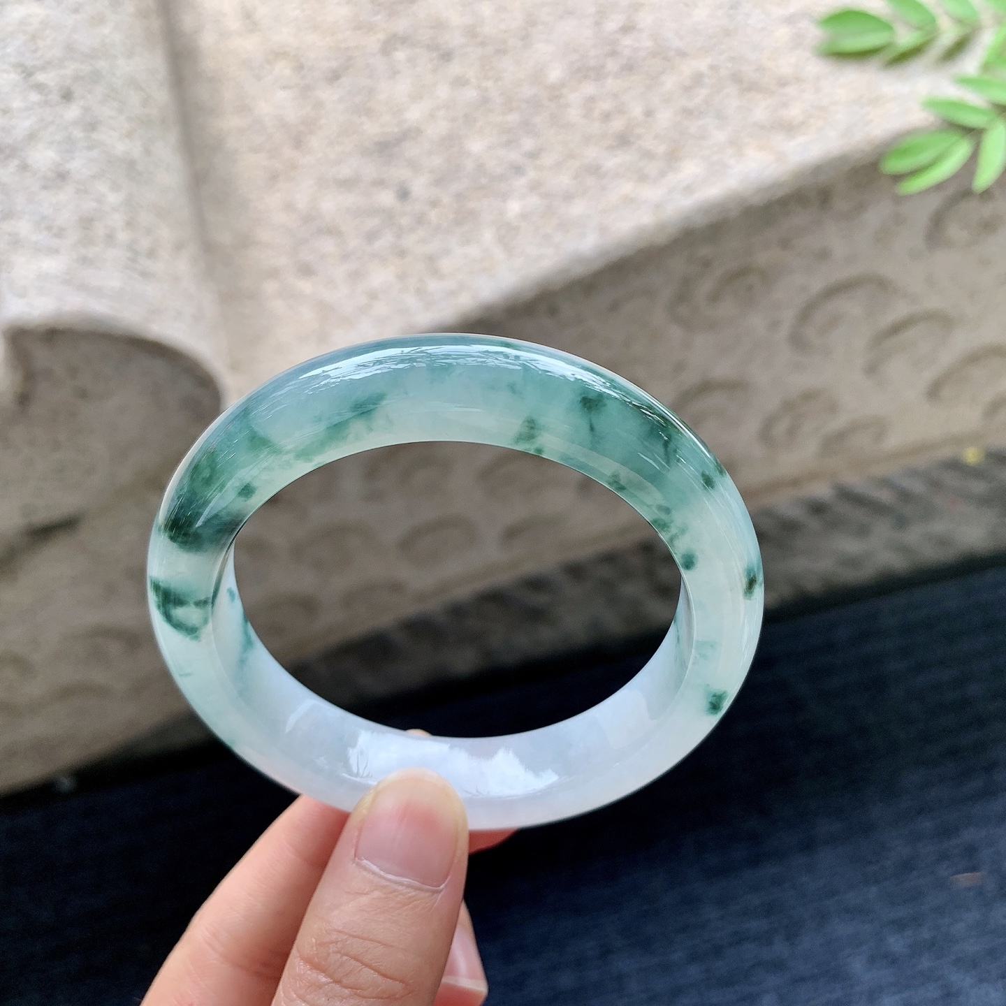 正圈55 56，圈口56.5/12.6/9.1，编码WW082520，糯冰飘花，水润，种老，细腻，无裂