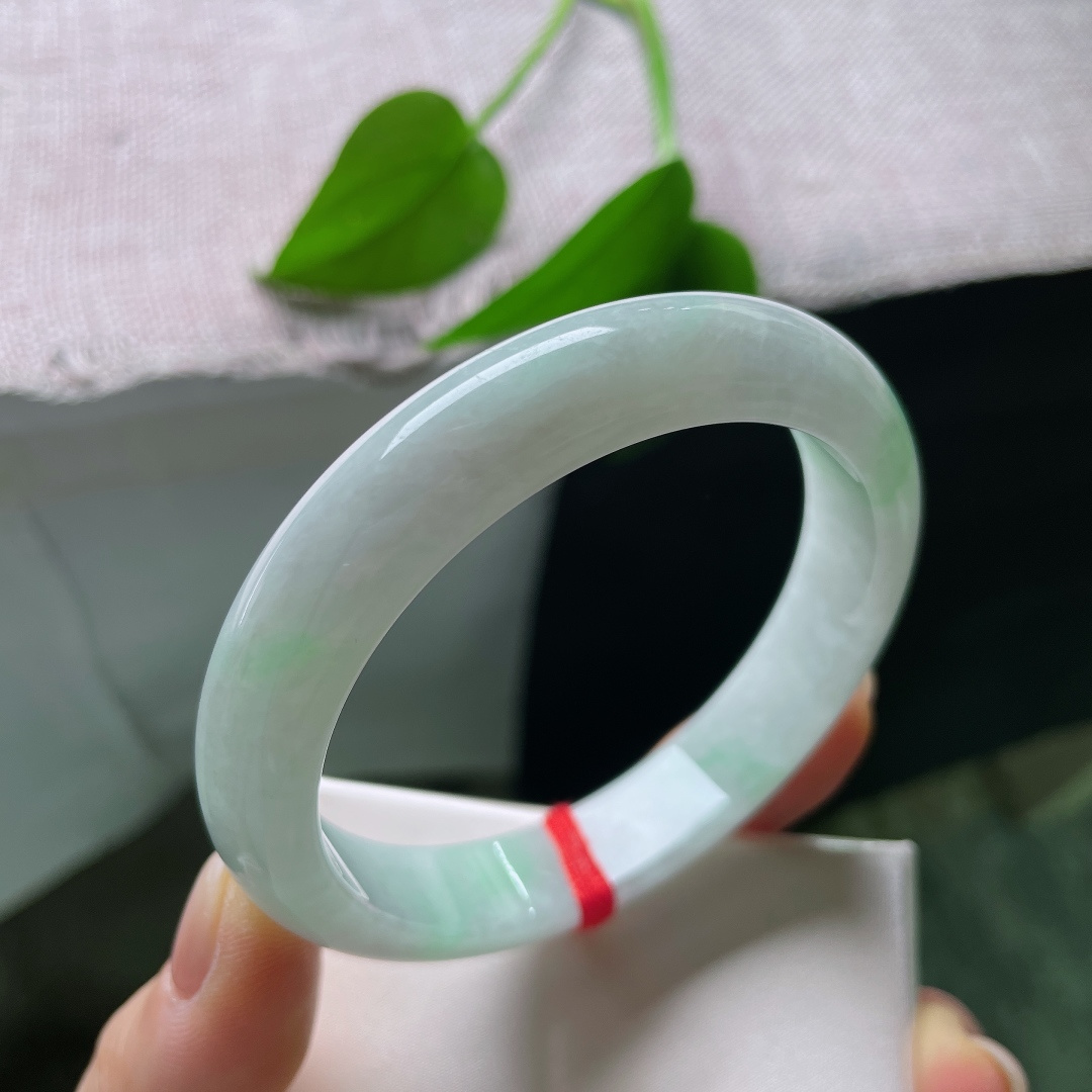 58/12.2/8.4，皮纹，绿底正圈，玉质温润细腻，带着通透的胶感，水头充足，光感柔和不刺眼。ss57595a
