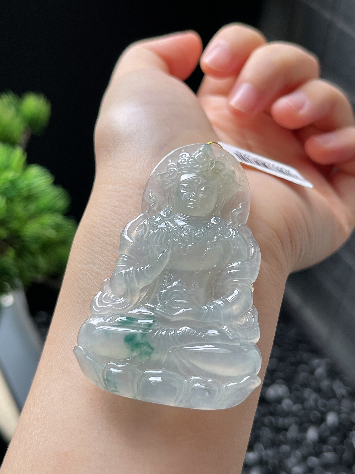 翡翠冰糯种飘绿度母吊坠