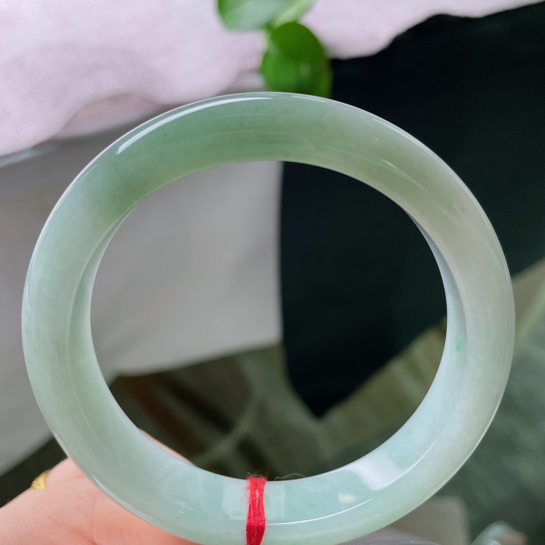 绿底正圈，无裂，一半清透冰底，一半温润绿韵，色彩过渡柔和，自带悠然山水意境。ss52274a