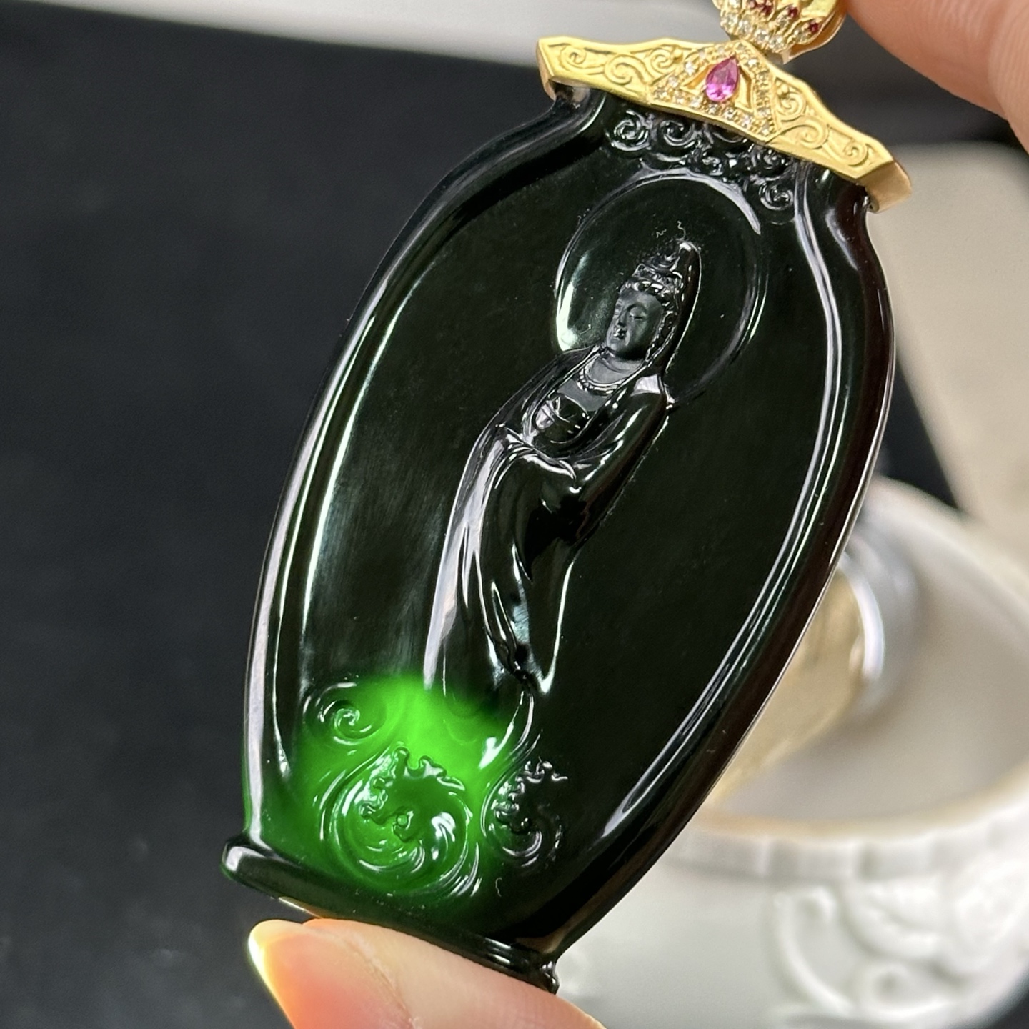 精品18k墨翠站观音 种好色正 黑度极好 打灯通透 油性十足