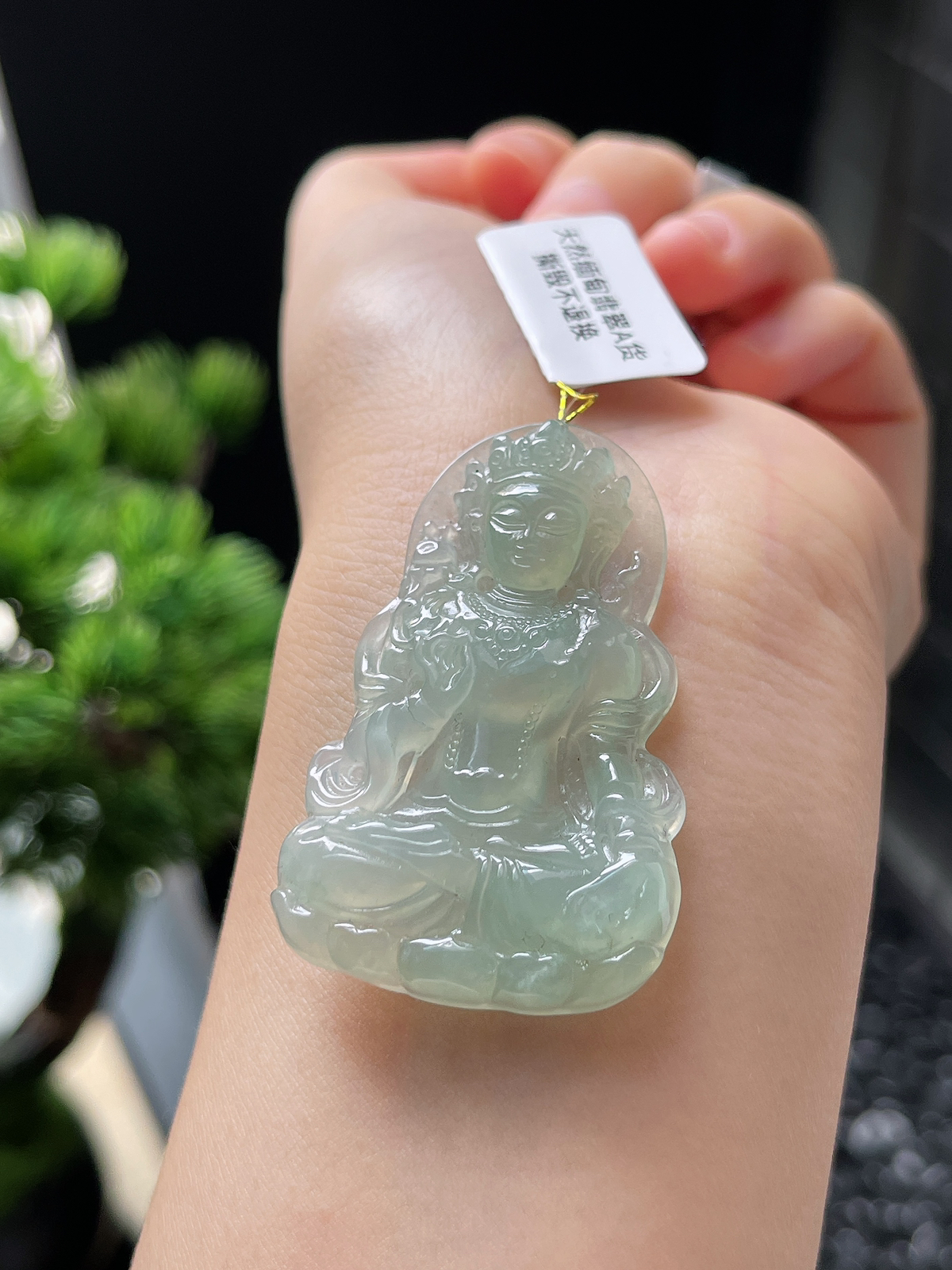 翡翠冰糯种淡绿色度母吊坠