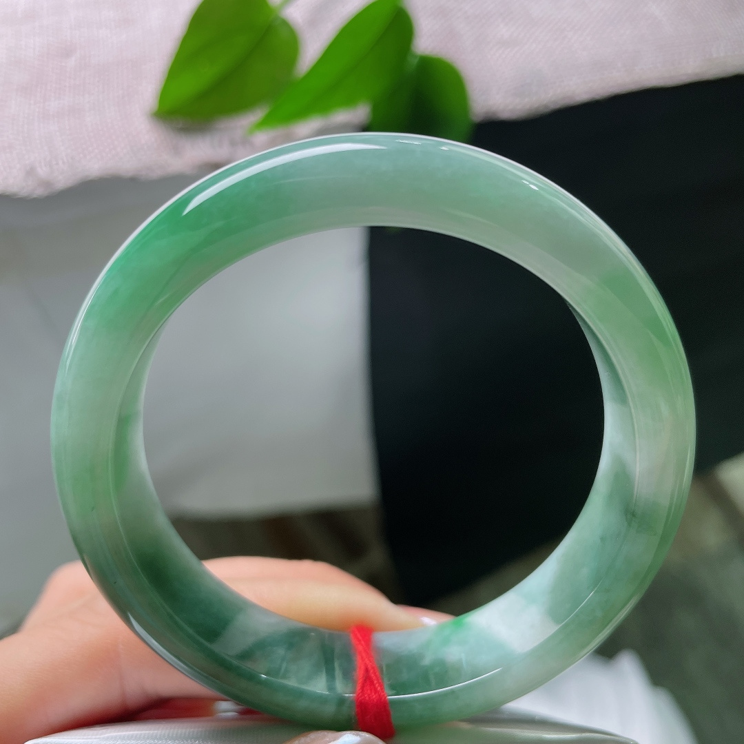 油青正圈，一点皮纹不影响，油青正圈，玉质通透水润，水头充足，胶感柔和种水清爽，看着灵动又舒服。ss57564a
