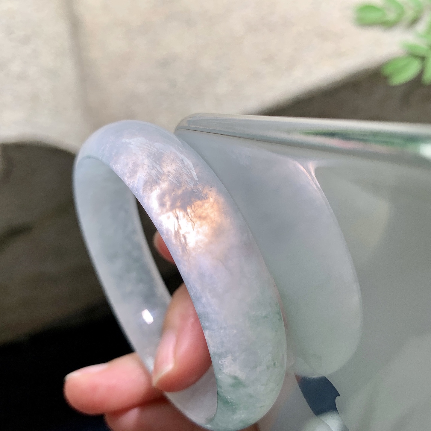 糯冰飘花，水润，种老，细腻，打灯有絮线