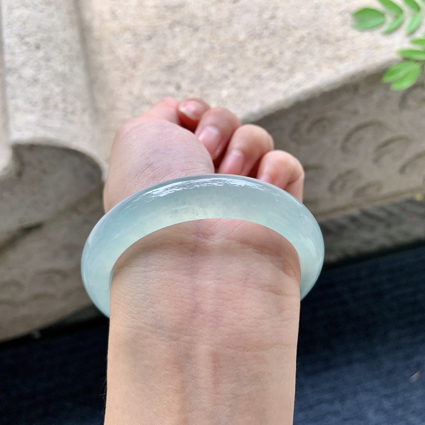 正圈53 54，圈口54.8/11.9/8.1，编码T1082405，描述冰糯晴绿，水润，种老，细腻，打灯有絮线