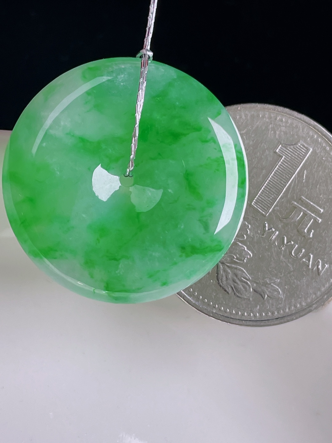️辣绿平安扣，老种起光，细底通透，尺寸：26.5/5.3mm0824