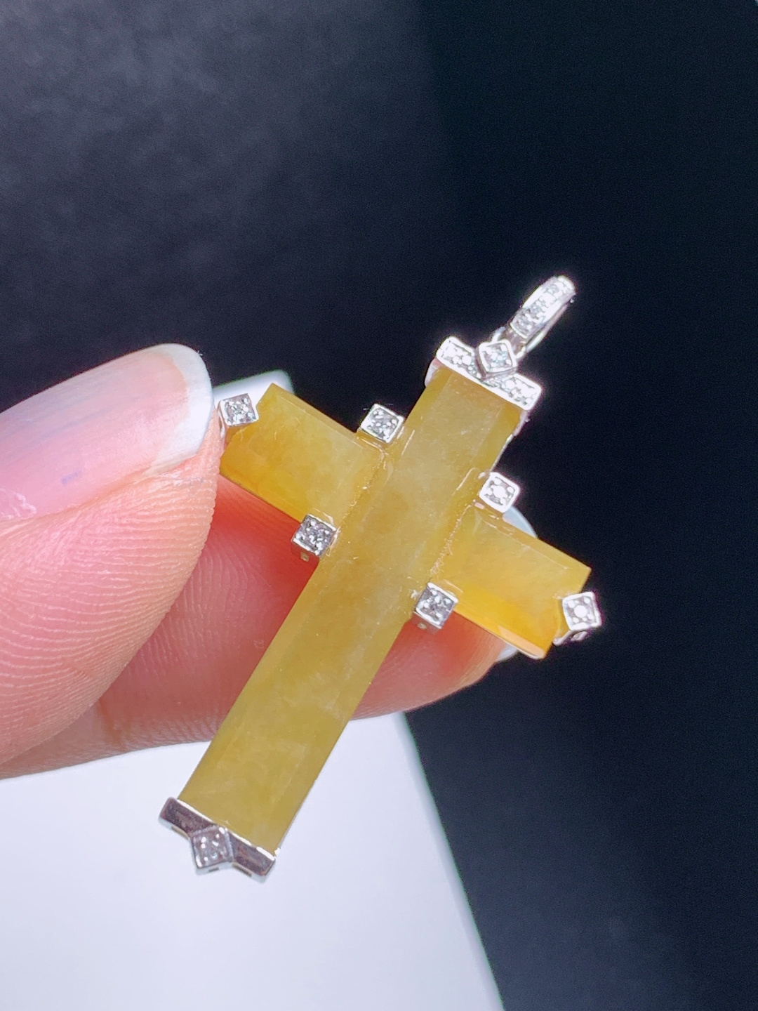黄翡十字架吊坠，冰润通透，镶钻精致，简约大气