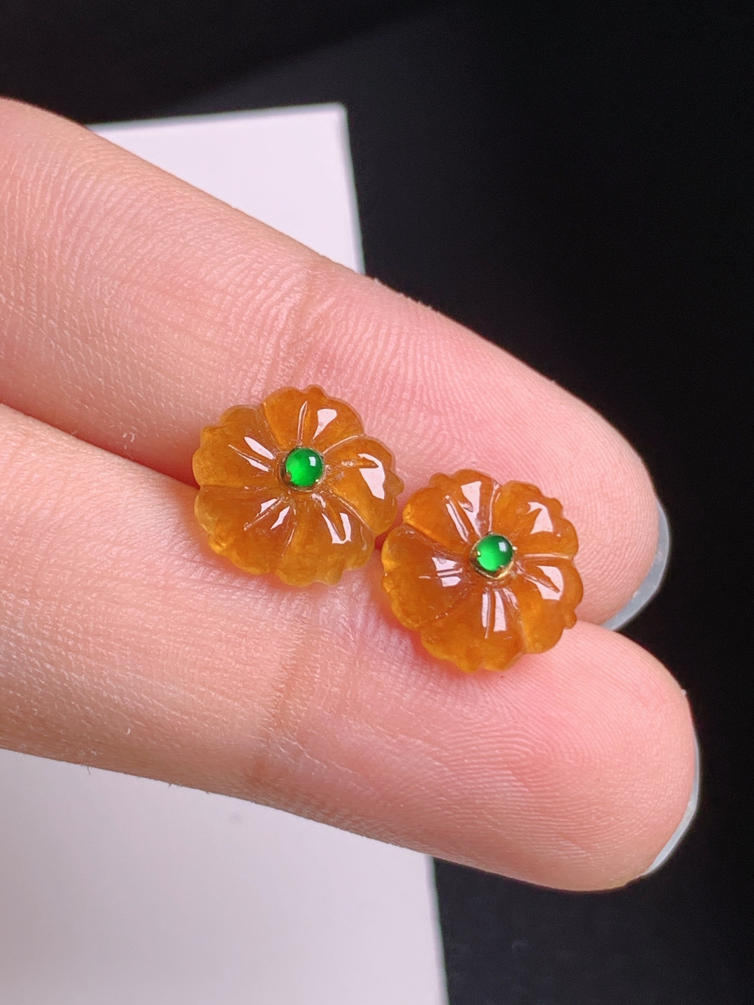 黄翡小花耳钉，色泽浓郁，雕工精巧，明艳亮眼