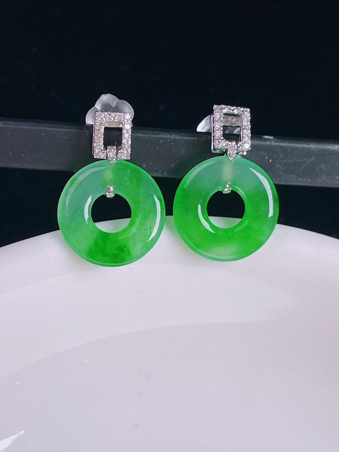 冰绿耳坠，18k镶嵌，老种起光，细底通透，尺寸：裸石11.3/2mm0824
