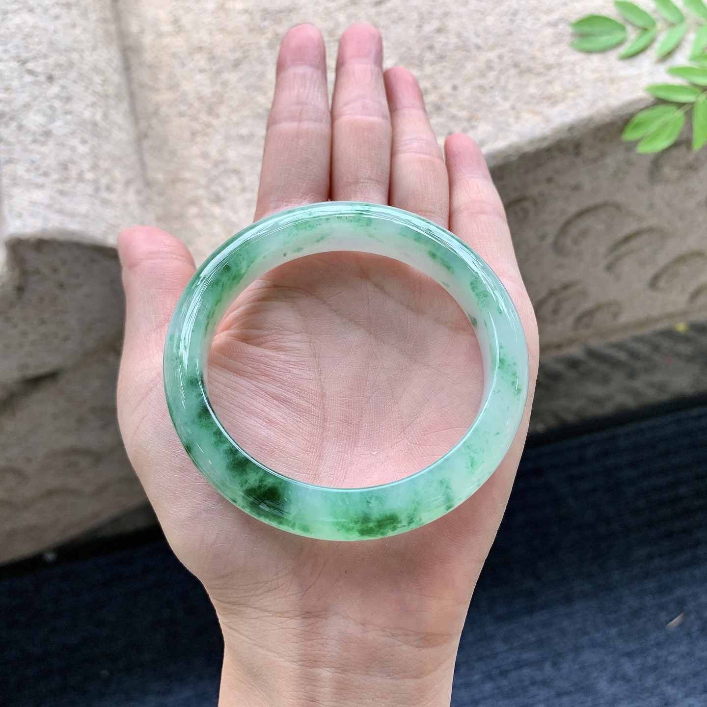正圈55 56,圈口56.3/12/8,编码T1082525,糯冰飘绿，水润，种老，细腻，无裂