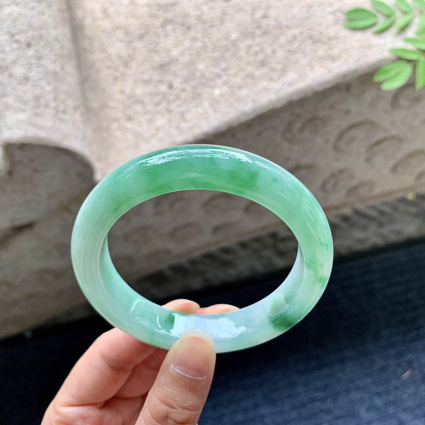 正圈56 57，圈口57/12.5/9.1，编码T1082523，糯冰飘绿，水润，种老，细腻，打灯有絮线