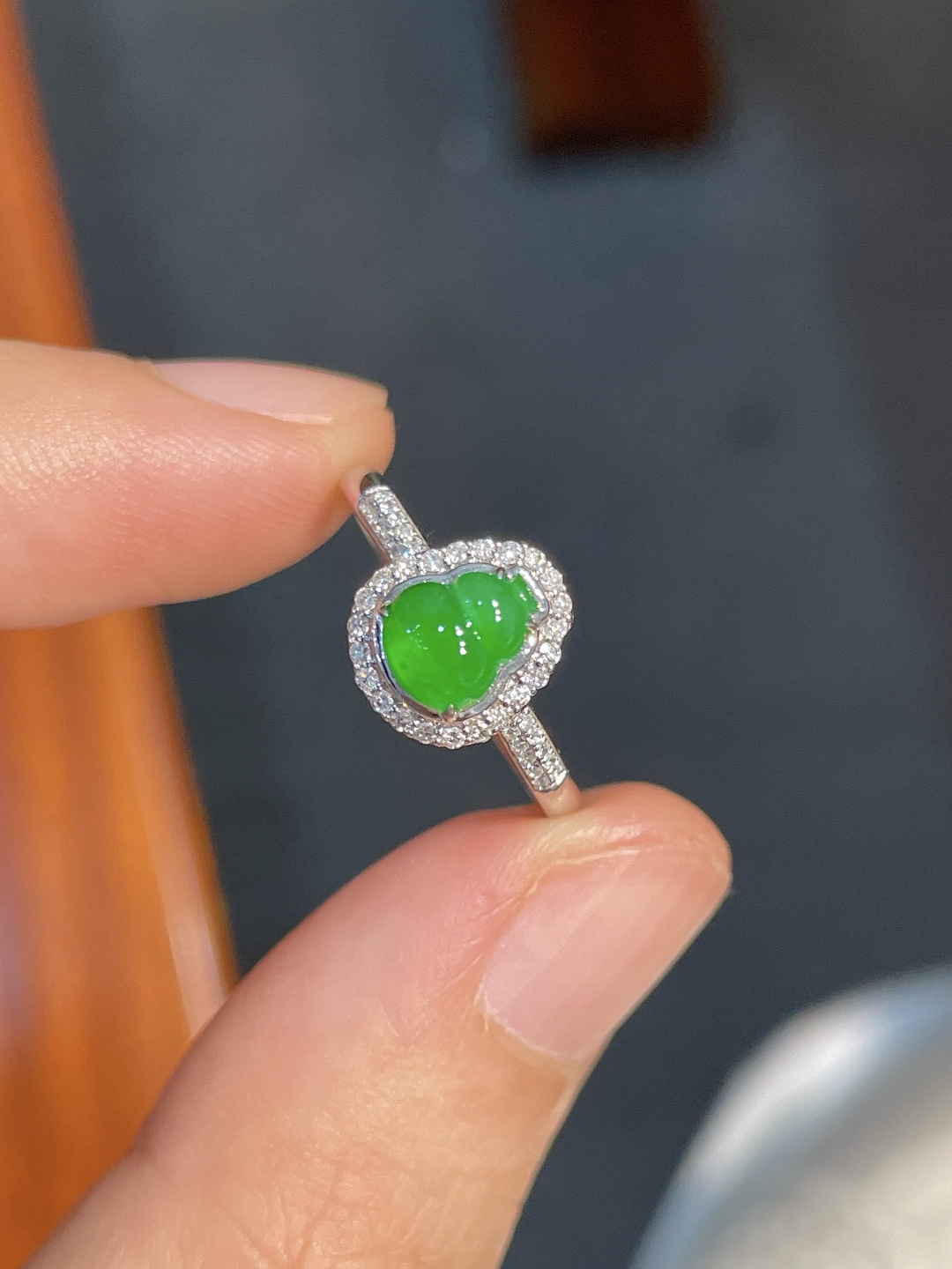 ️阳绿葫芦戒指 无裂 18k金镶嵌，9.5-8.4-8