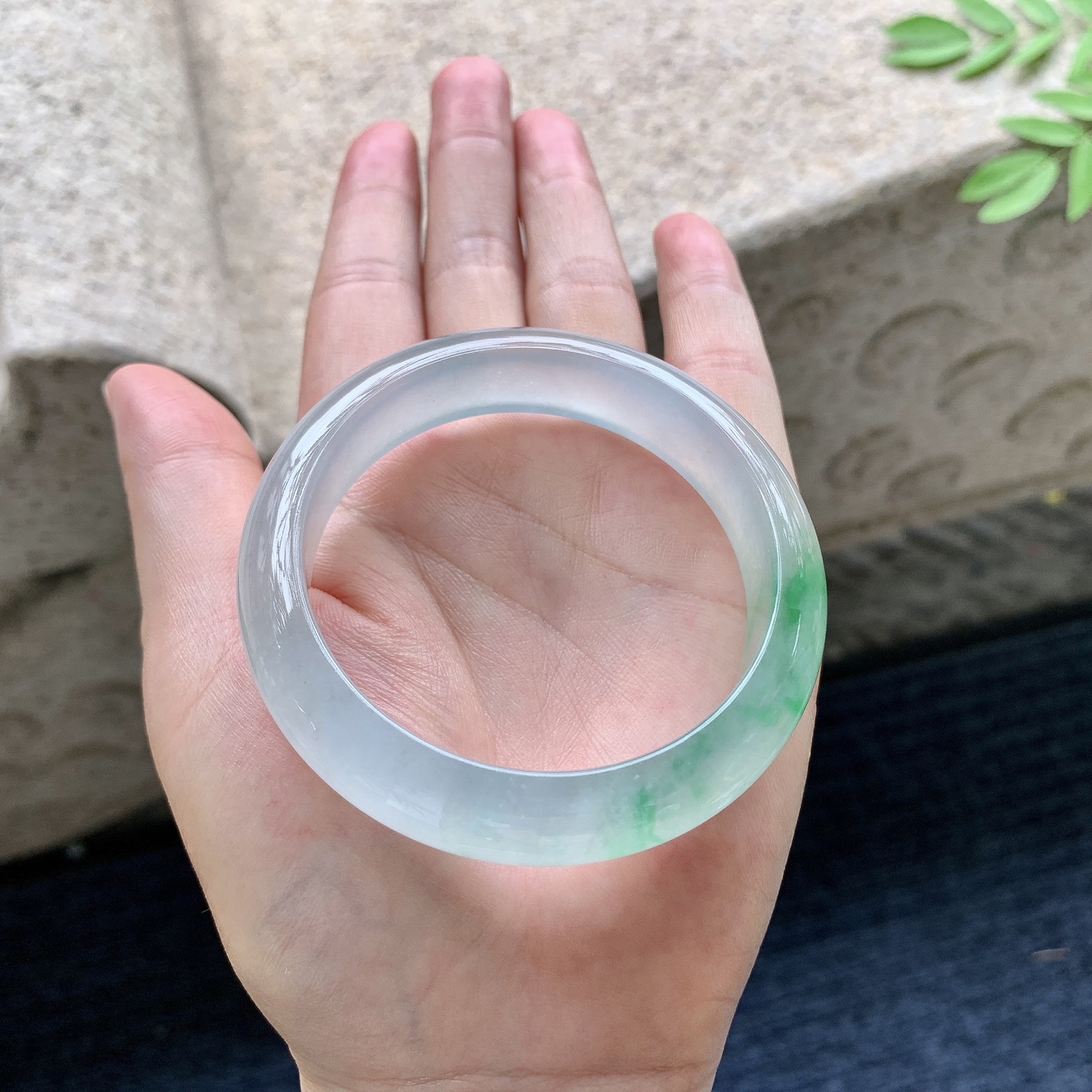 正圈52 53，圈口53.8/13.3/7.7，编码TC082512，高冰飘绿，起荧光，水润，种老，细腻，无裂。