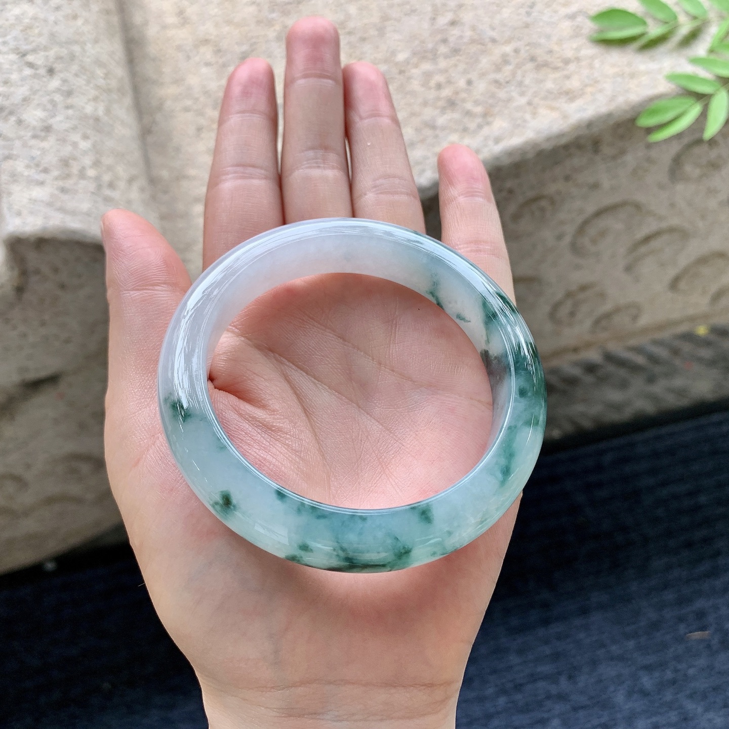 正圈55 56，圈口56.5/12.6/9.1，编码WW082520，糯冰飘花，水润，种老，细腻，无裂