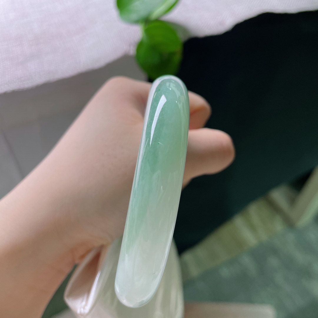 绿底正圈，无裂，一半清透冰底，一半温润绿韵，色彩过渡柔和，自带悠然山水意境。ss52274a