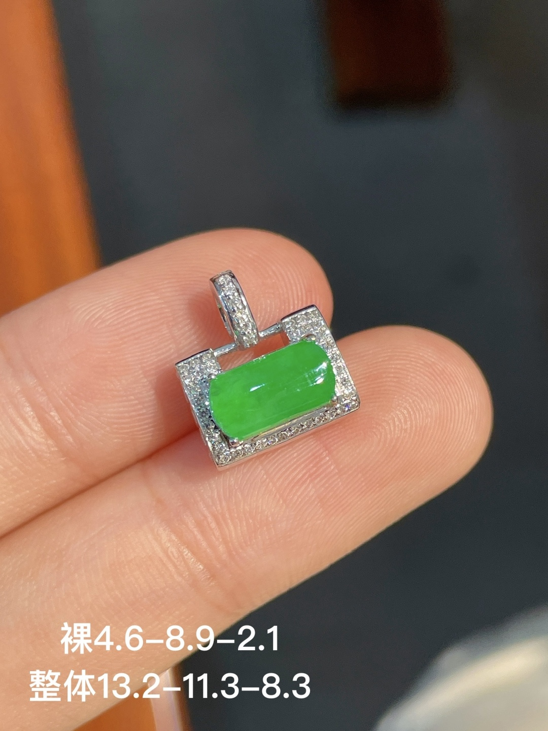 ️阳绿吊坠 无裂 18k金镶嵌，13.2-11.3-8.3