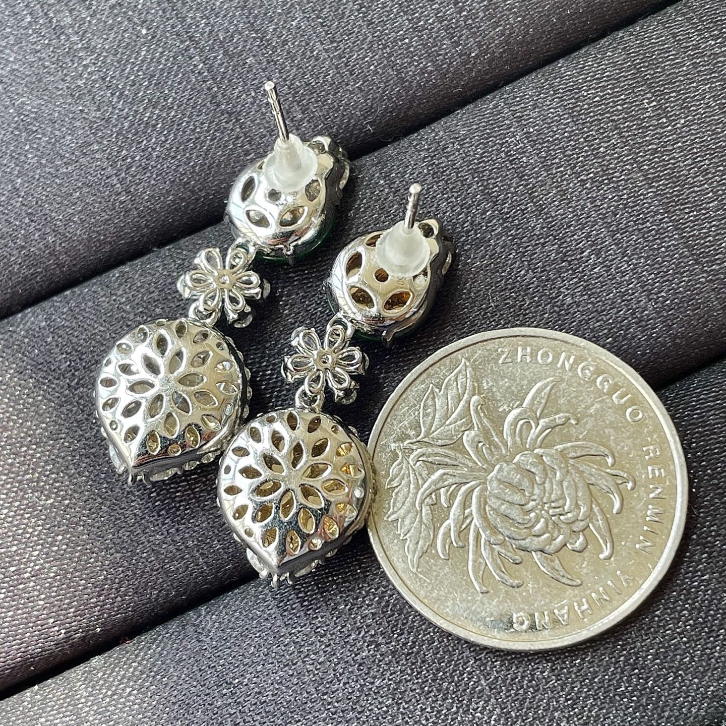 ️高冰辣绿平安扣耳坠，18k金镶嵌，色辣，饱满水润，无裂，裸石尺寸8.7/3-9.5/3长度32.5编码0314好数字824