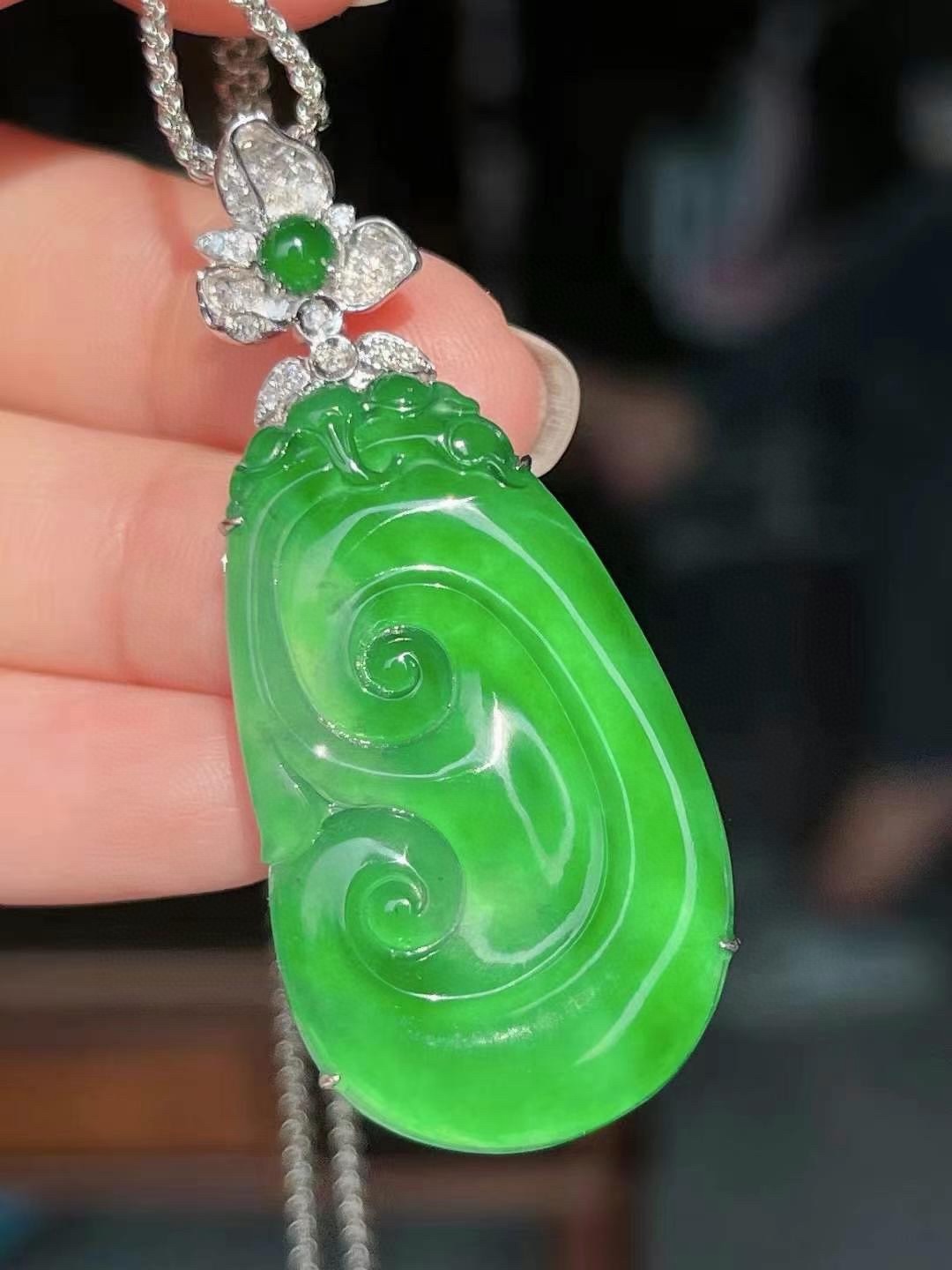 辣绿大如意吊坠，尺寸大气上档次，冰透水润，绿油油滴，超赞品质，无裂，超值性比