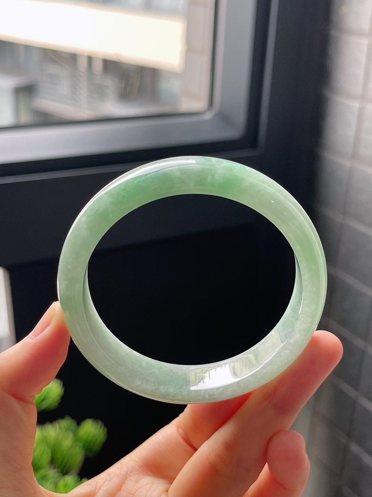 圈口55.8，糯化种绿色翡翠正圈手镯