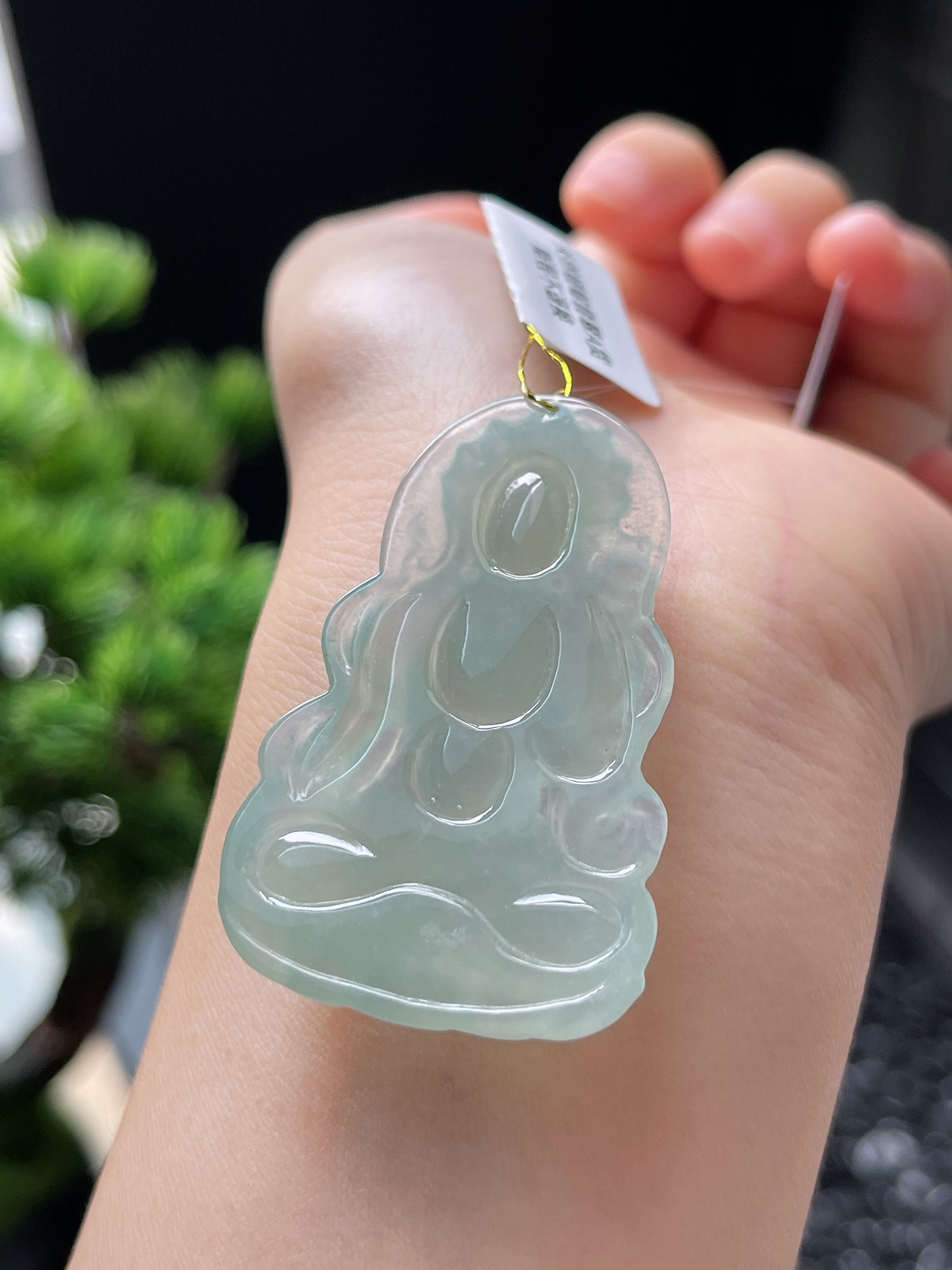 翡翠冰糯种淡绿色度母吊坠