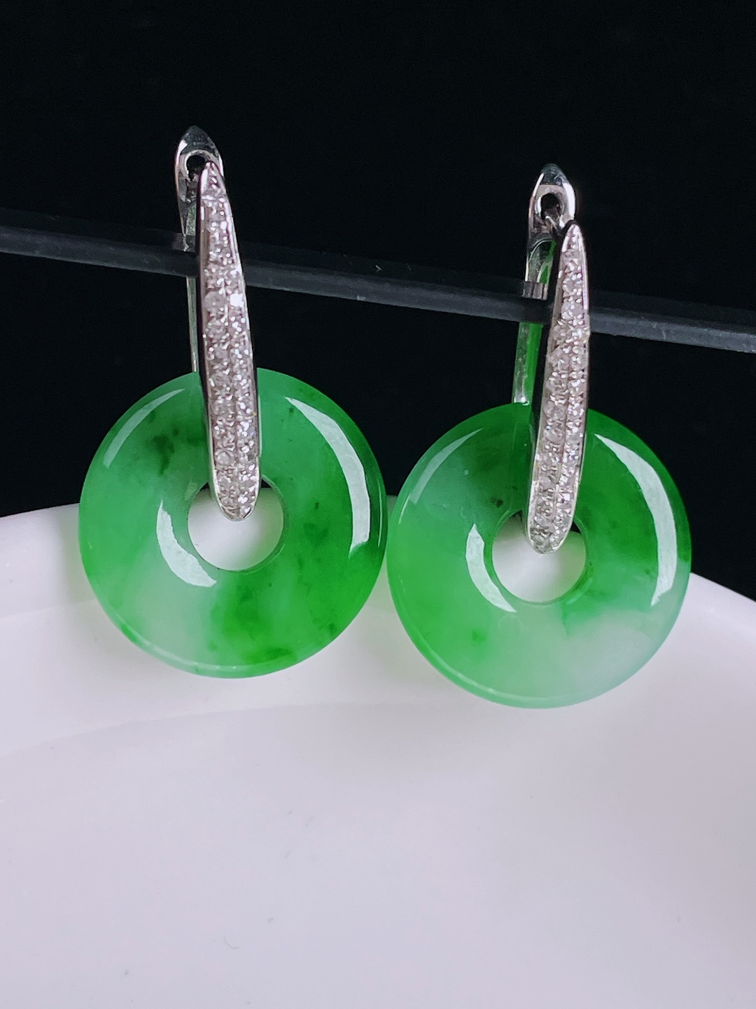 阳绿耳坠，18k镶嵌，老种起光，细底通透，尺寸：裸石15.8/2.5mm