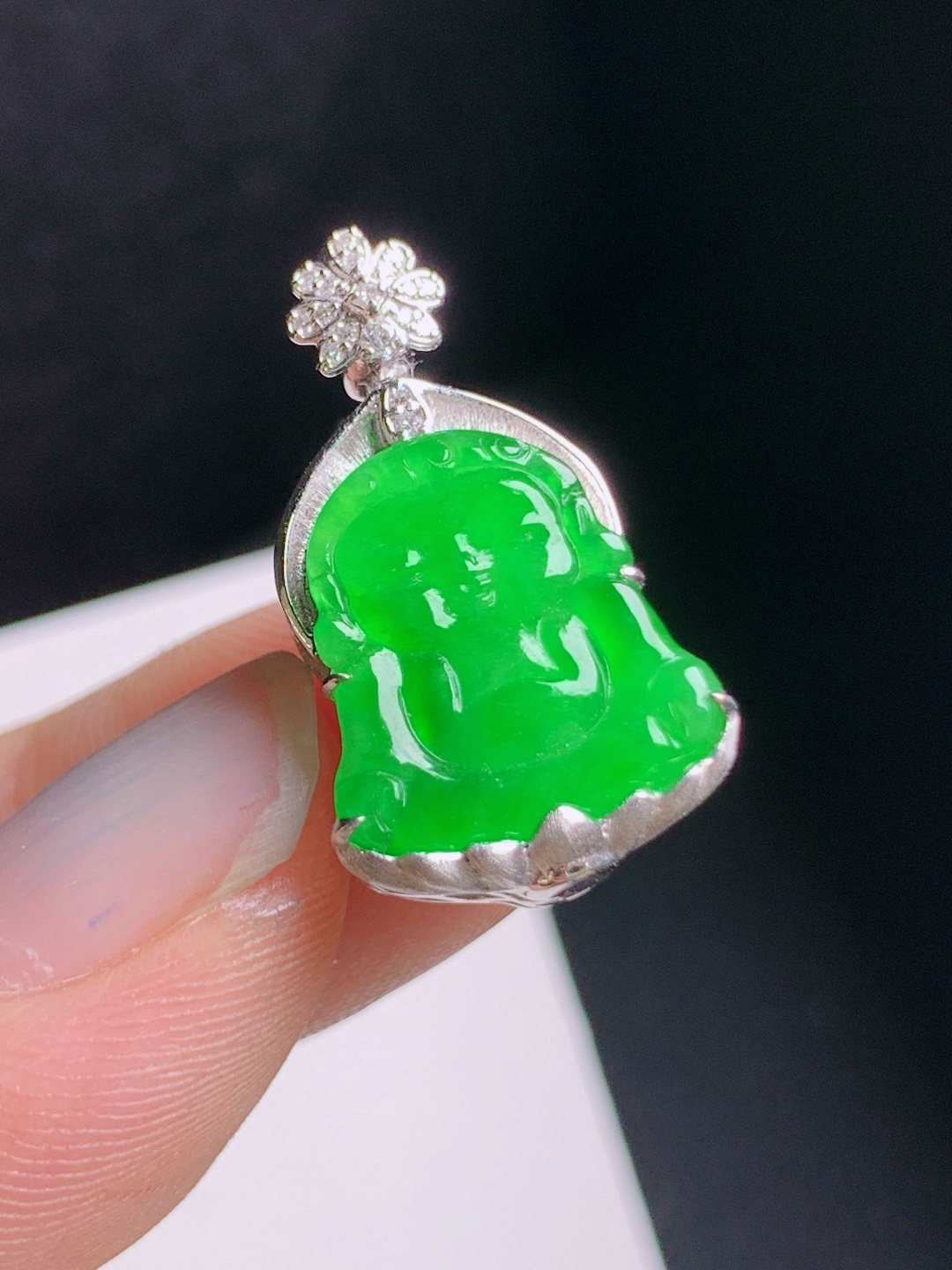 辣阳绿宝宝观音吊坠，玉色鲜亮，法相端庄，护佑顺遂