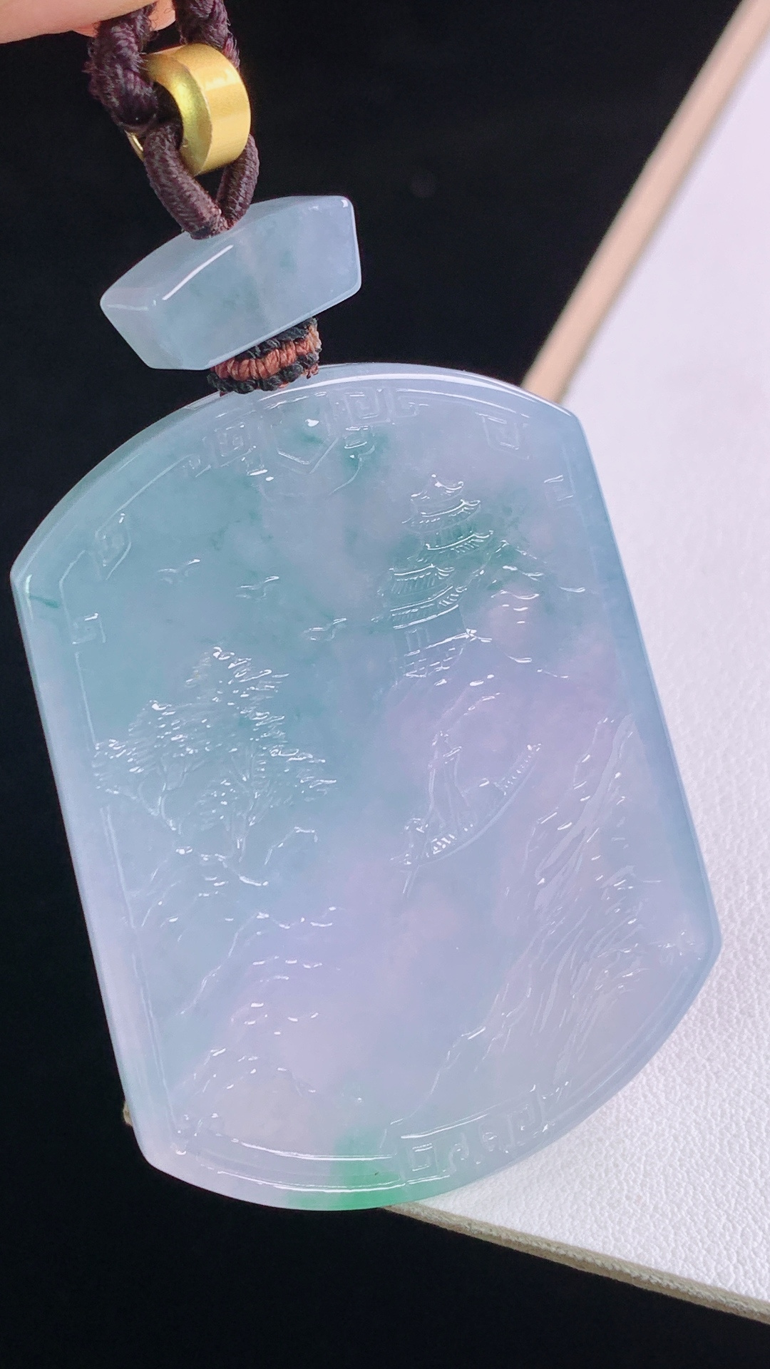 紫飘花山水牌，花色灵动，紫气东来，无裂，尺寸:52.7-40.2-6.1mm