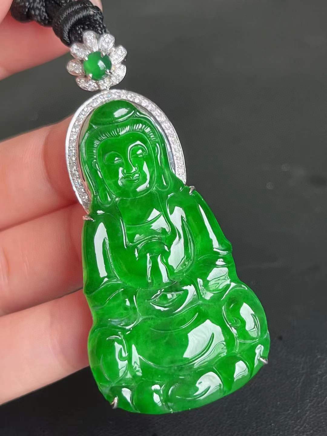 满色辣绿观音吊坠，细腻水润，精工雕刻，厚装，18k金钻石豪华镶，无裂，超值性比