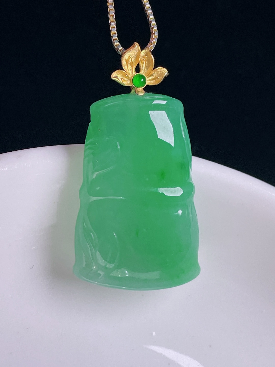 阳绿竹节节节高升，18k镶嵌，老种起光，细底通透，尺寸：34裸石27.7/18.3/6.6mm082