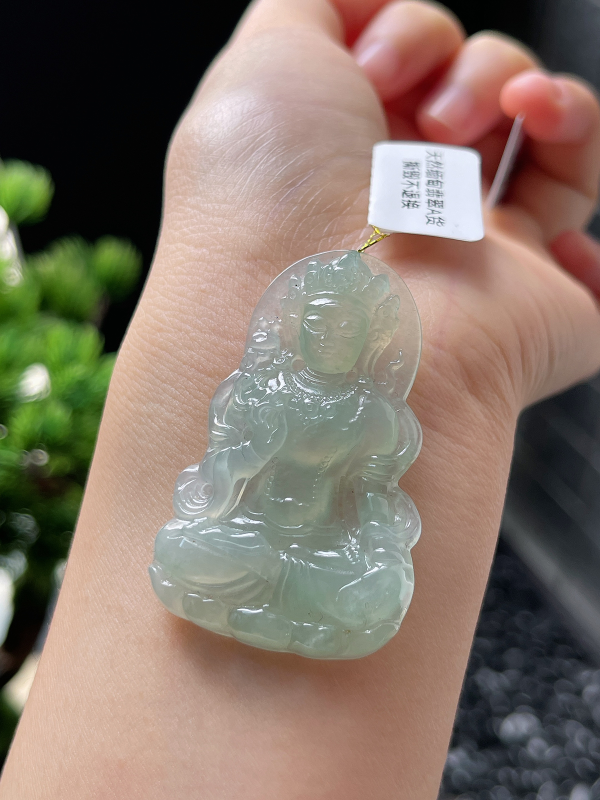 翡翠冰糯种淡绿色度母吊坠