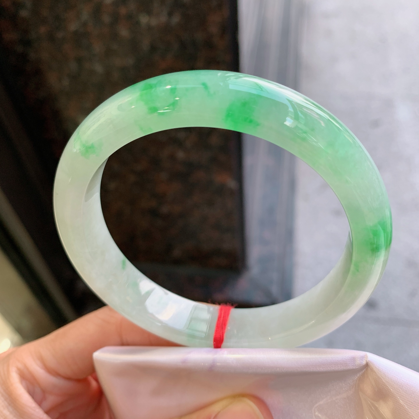正圈飘绿 表皮微瑕疵 尺寸：63/12.8/9 大圈口