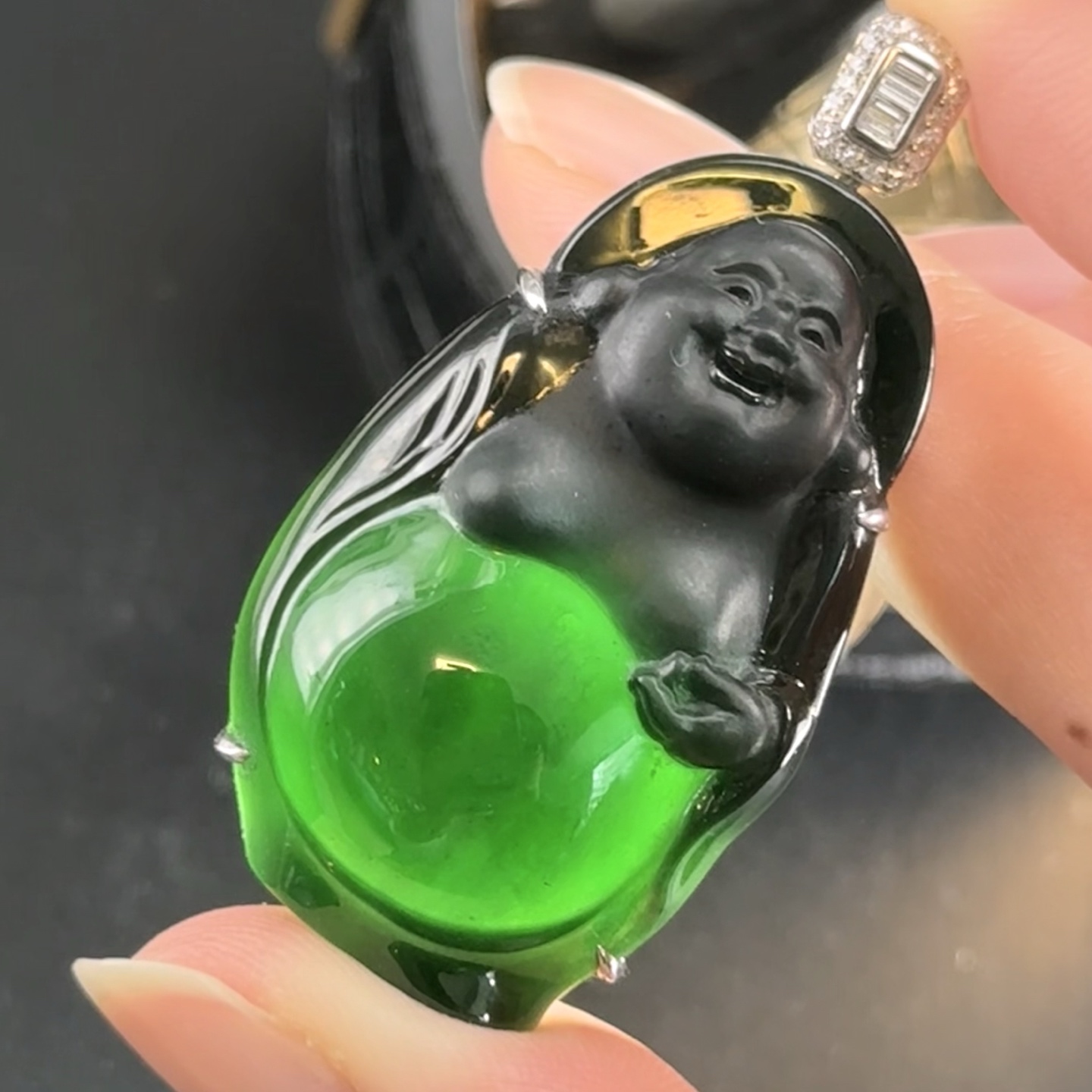 精品18k墨翠大肚站佛 种好色正 黑度极好 打灯通透 油性十足