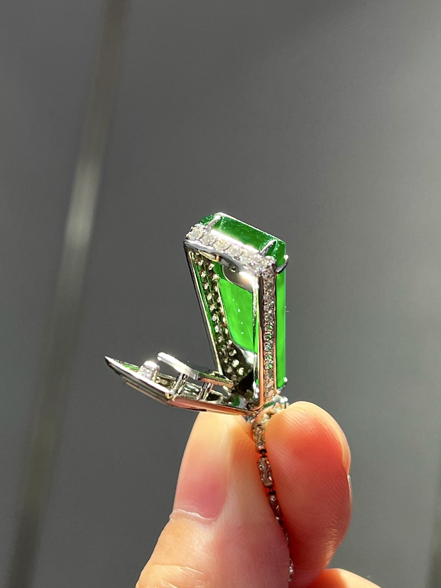 高冰玻璃底辣阳绿无事牌吊坠,简约大气的设计，厚装通透，色泽浓郁均匀，佩戴特别精致时尚,整体31.8x11.5x7.4,裸石24x11.5x3.6