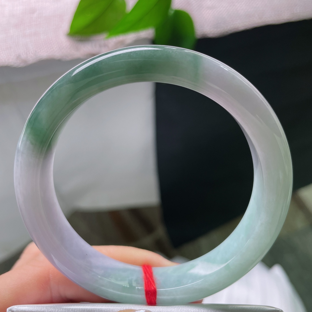 油青正圈，上手沉静雅致，既有清浅的温柔，又有浓翠的韵味，尽显东方玉石独有的诗意美感。无裂，ss57558a