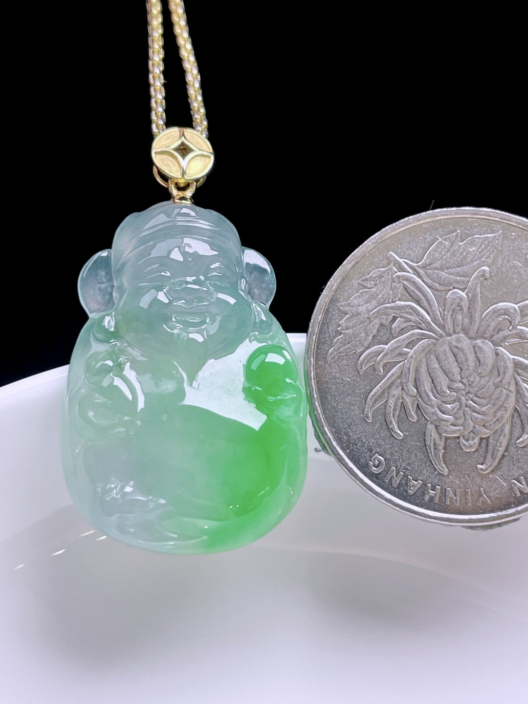 冰飘绿花财神 花色灵动，种老水润，18k金镶嵌 整体：34 裸石：28/19.3/6.1