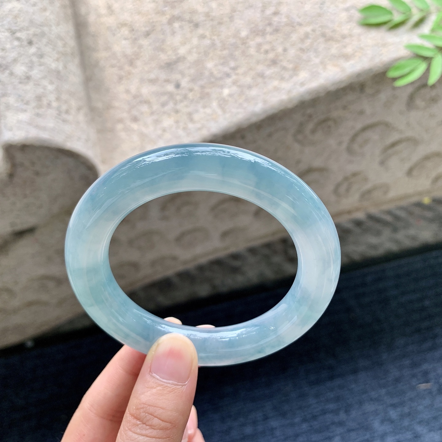 圆条55 56,圈口55.6/12.1/12,编码WW082516,描述糯冰飘花，水润，种老，细腻，打灯有棉线