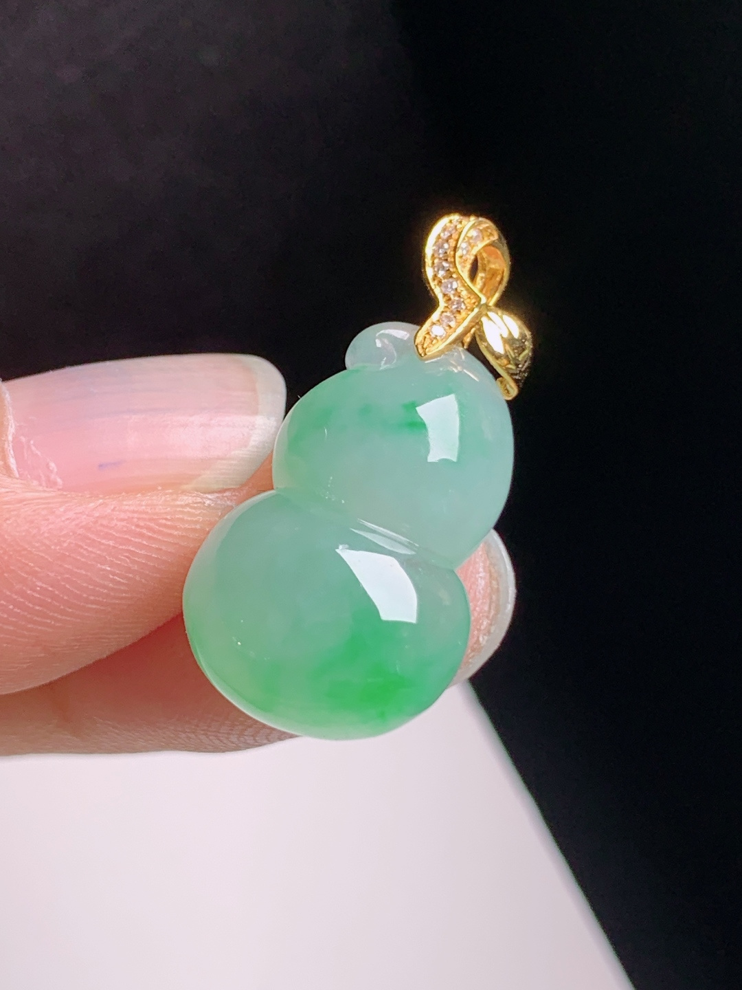 冰飘绿葫芦吊坠，水润鲜亮，形态饱满，福禄双全