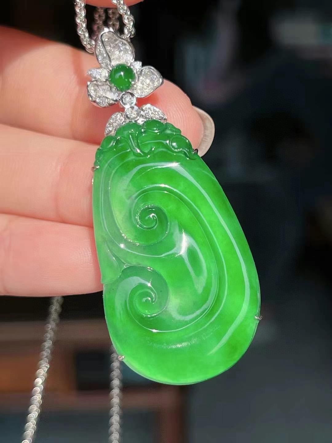 辣绿大如意吊坠，尺寸大气上档次，冰透水润，绿油油滴，超赞品质，无裂，超值性比
