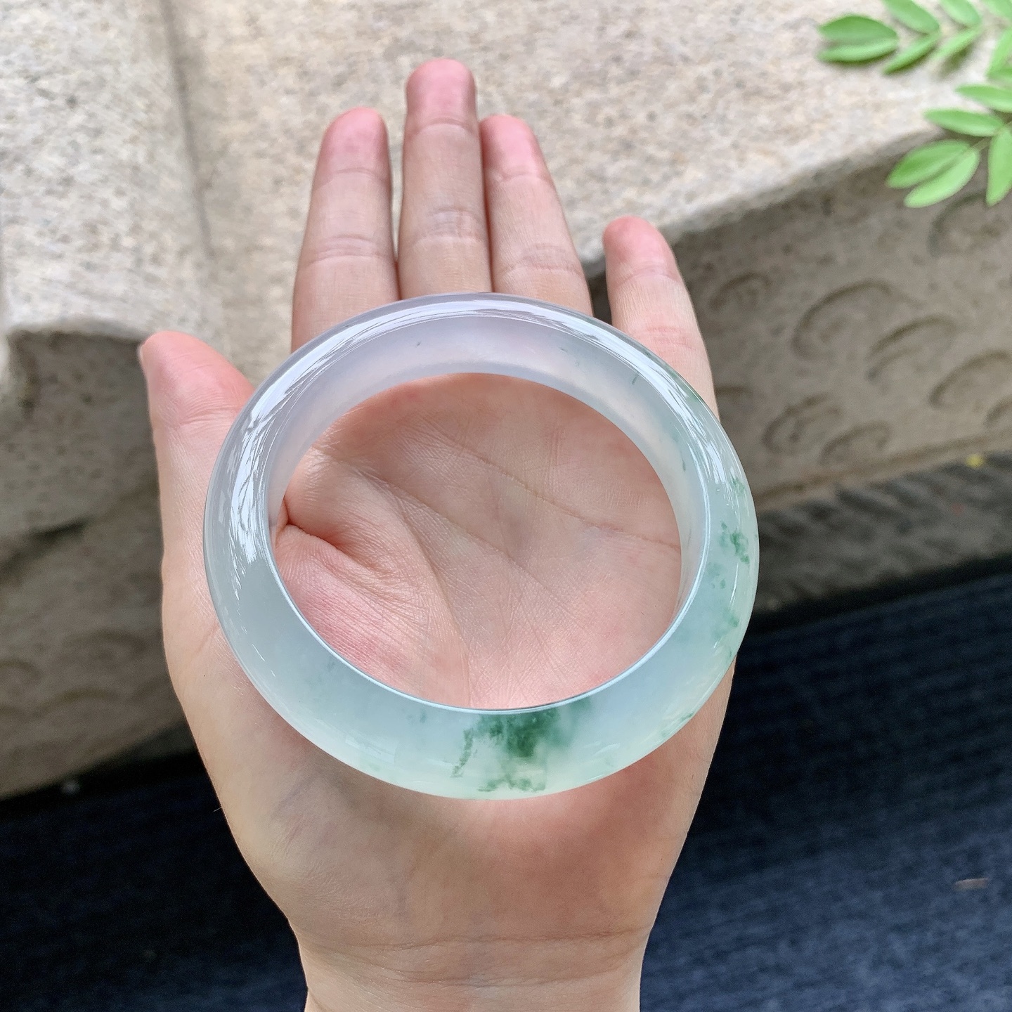 正圈57 58，圈口58/13.5/9.1，编码G7082508，冰飘绿花，水润，种老，细腻，无裂。