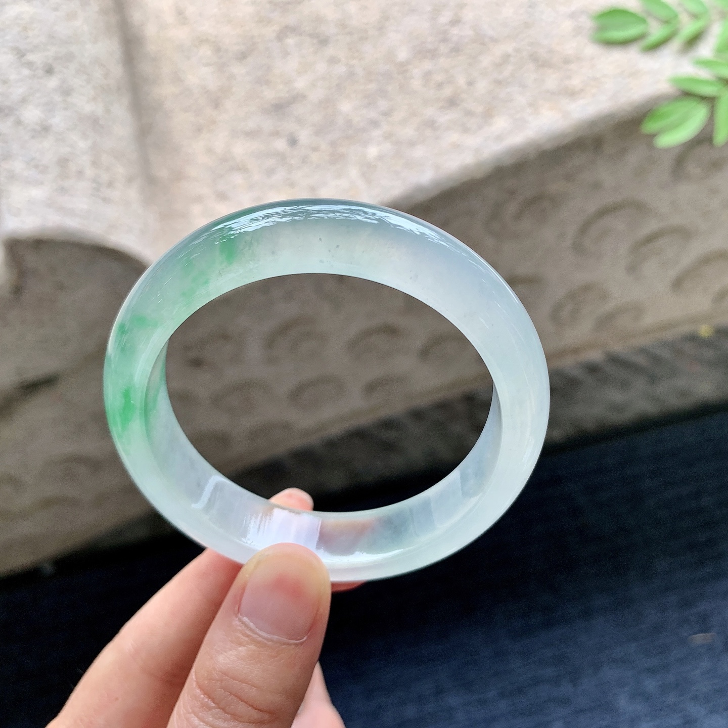 正圈52 53，圈口53.8/13.3/7.7，编码TC082512，高冰飘绿，起荧光，水润，种老，细腻，无裂。