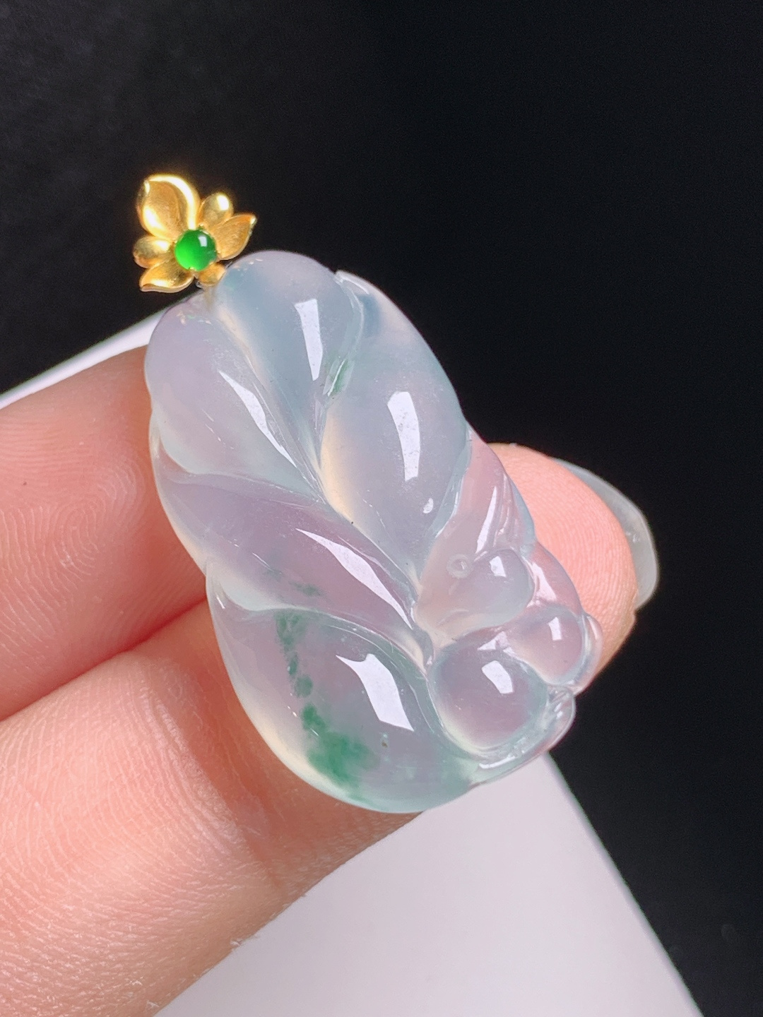 冰种飘花九尾狐吊坠，胶感十足，雕工精致，聪慧灵动，530822