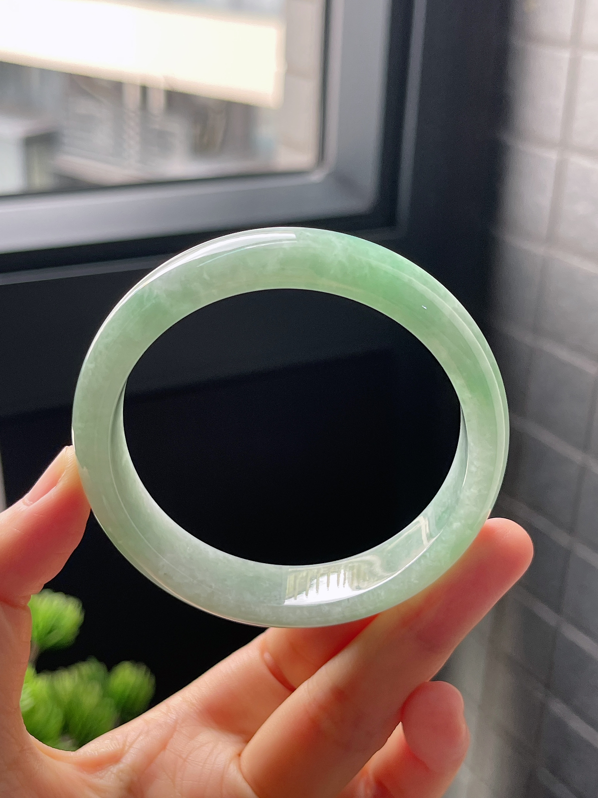 圈口55.8，糯化种绿色翡翠正圈手镯