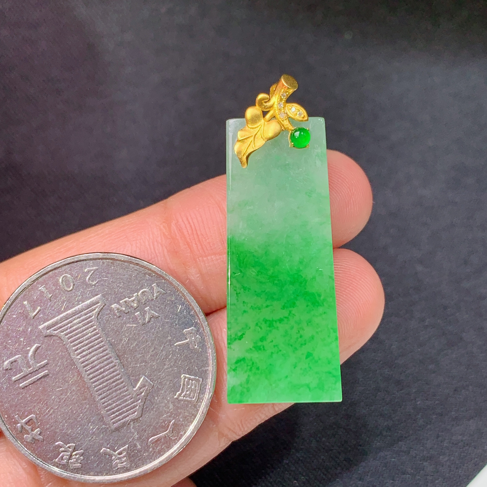 冰飘绿无事牌吊坠，18k金镶嵌，冰润色阳，种水足，Hao 尺寸30.7*12*2.2