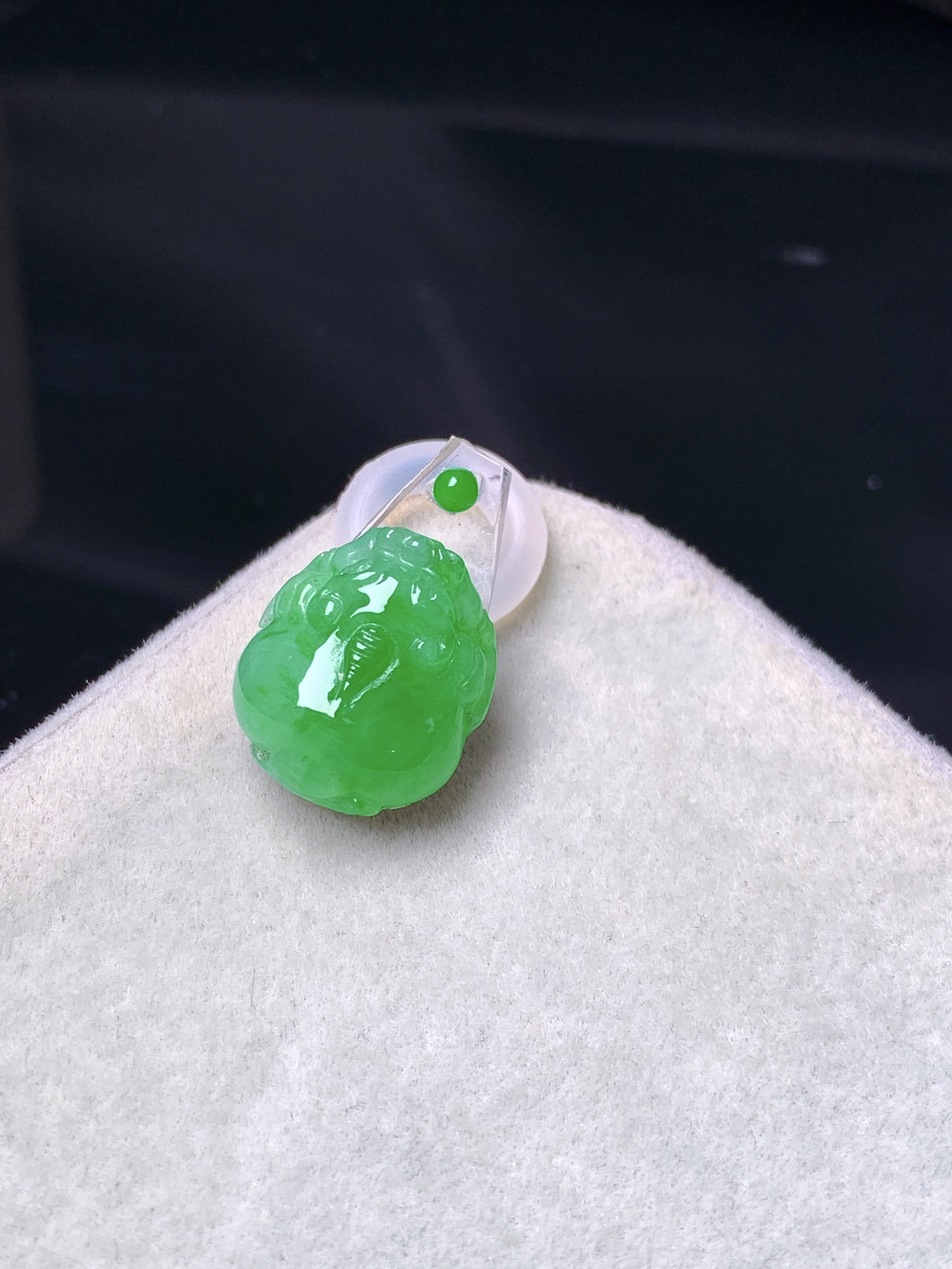 镶嵌款 阳绿貔貅吊坠 玉质细腻 色泽艳丽清新 水润亮眼 整体尺寸12.3*10.8*4.5 2x