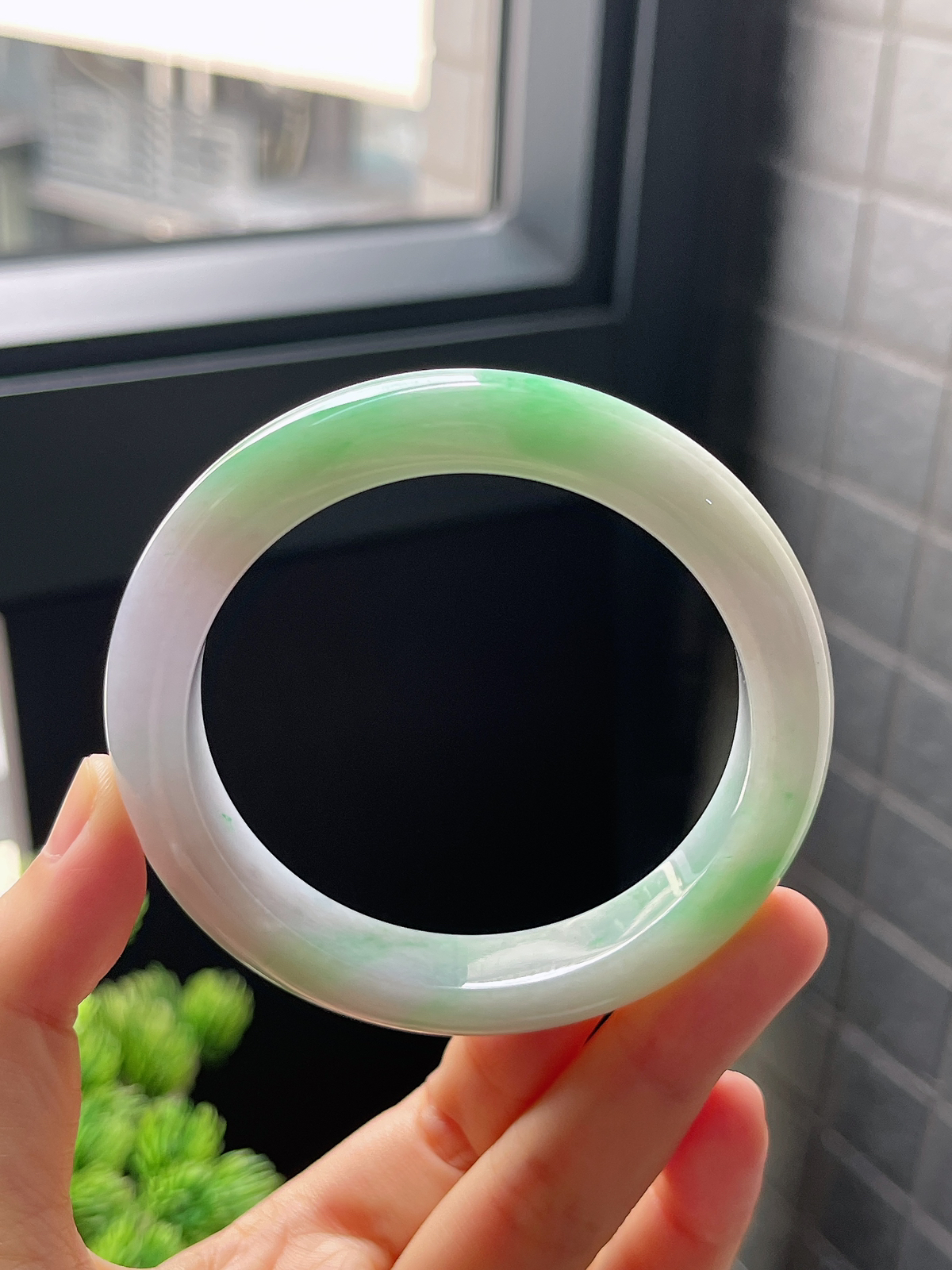 圈口57，糯化种春带彩翡翠正圈手镯